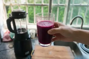 Oxidized green juice with thick foam from a centrifugal juicer causing stomach bloating